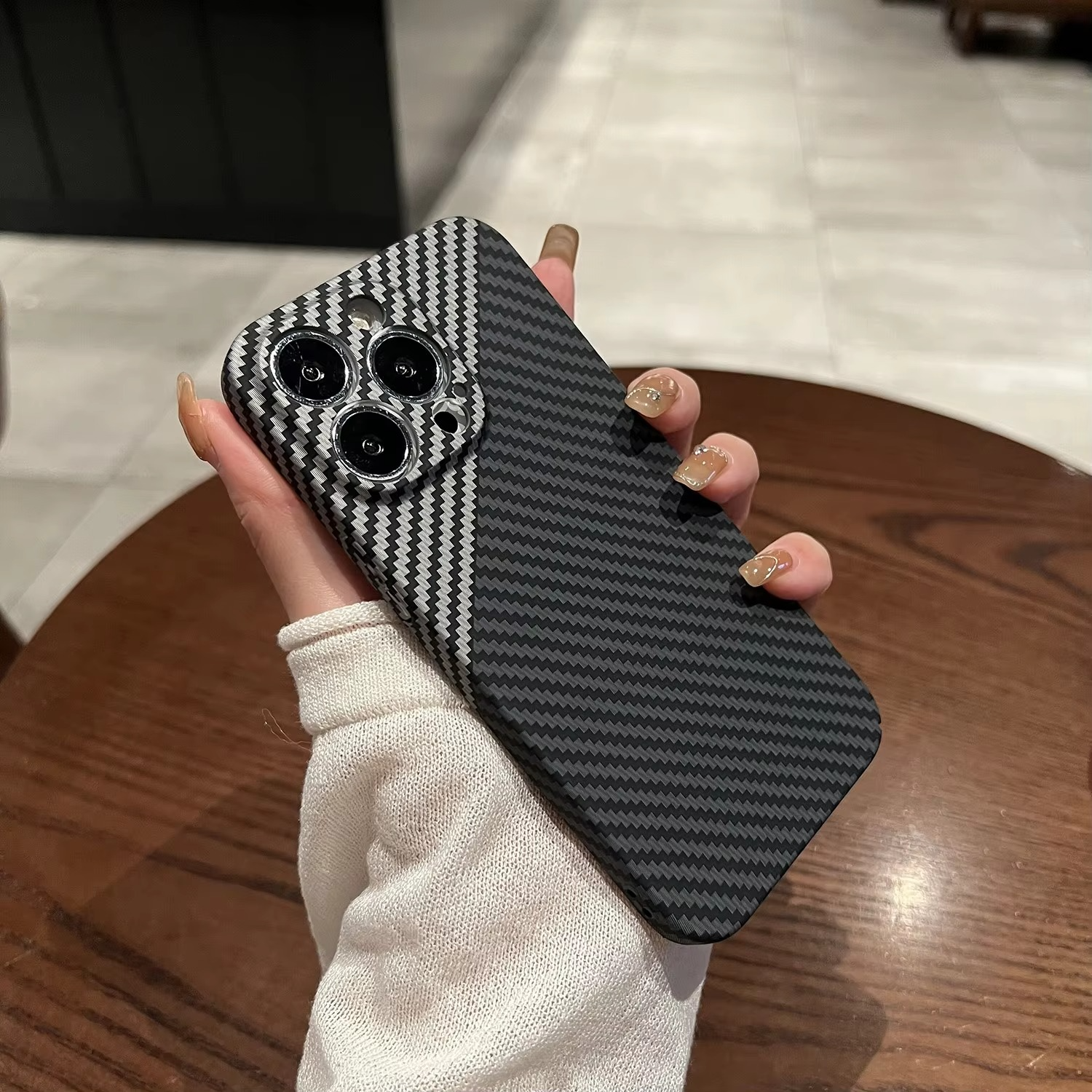 Luxury iPhone Case — Real Aramid Carbon Fiber Ultra-Thin Lightweight Cover with Shockproof Dustproof Protection & Precision-Cut Premium Design