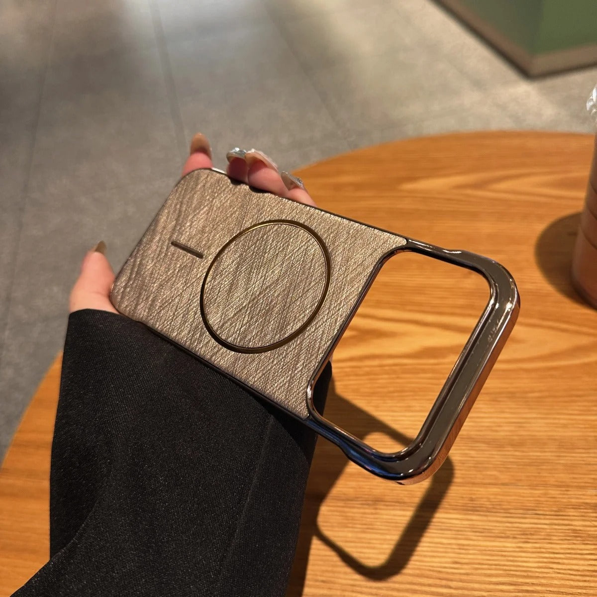 Luxury iPhone Case — Ultra-Slim Plating Frameless Gold-Wire Magnetic Cover with Shockproof Design and MagSafe Wireless-Charging Protection