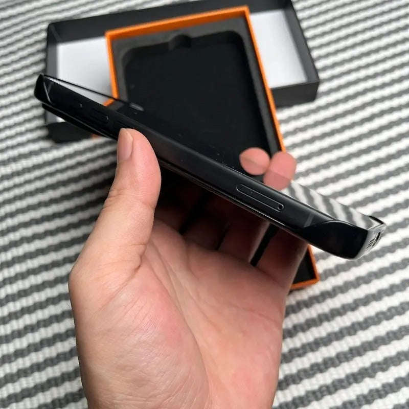 Luxury iPhone Case — Hard Carbon-Fiber Magnetic Cover with Slim Shockproof TPU Bumper, Matte Anti-Fingerprint Finish and MagSafe Wireless-Charging Design