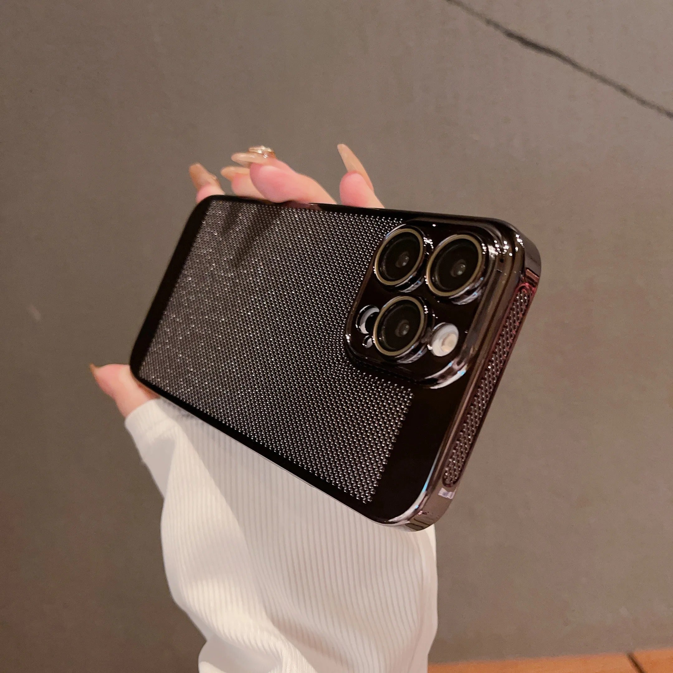 Luxury iPhone Case — Heat-Dissipation Electroplated Hollow PC Shell with Lightweight Anti-Fingerprint Anti-Scratch Cooling Design & Non-Slip Half-Wrapped Protection