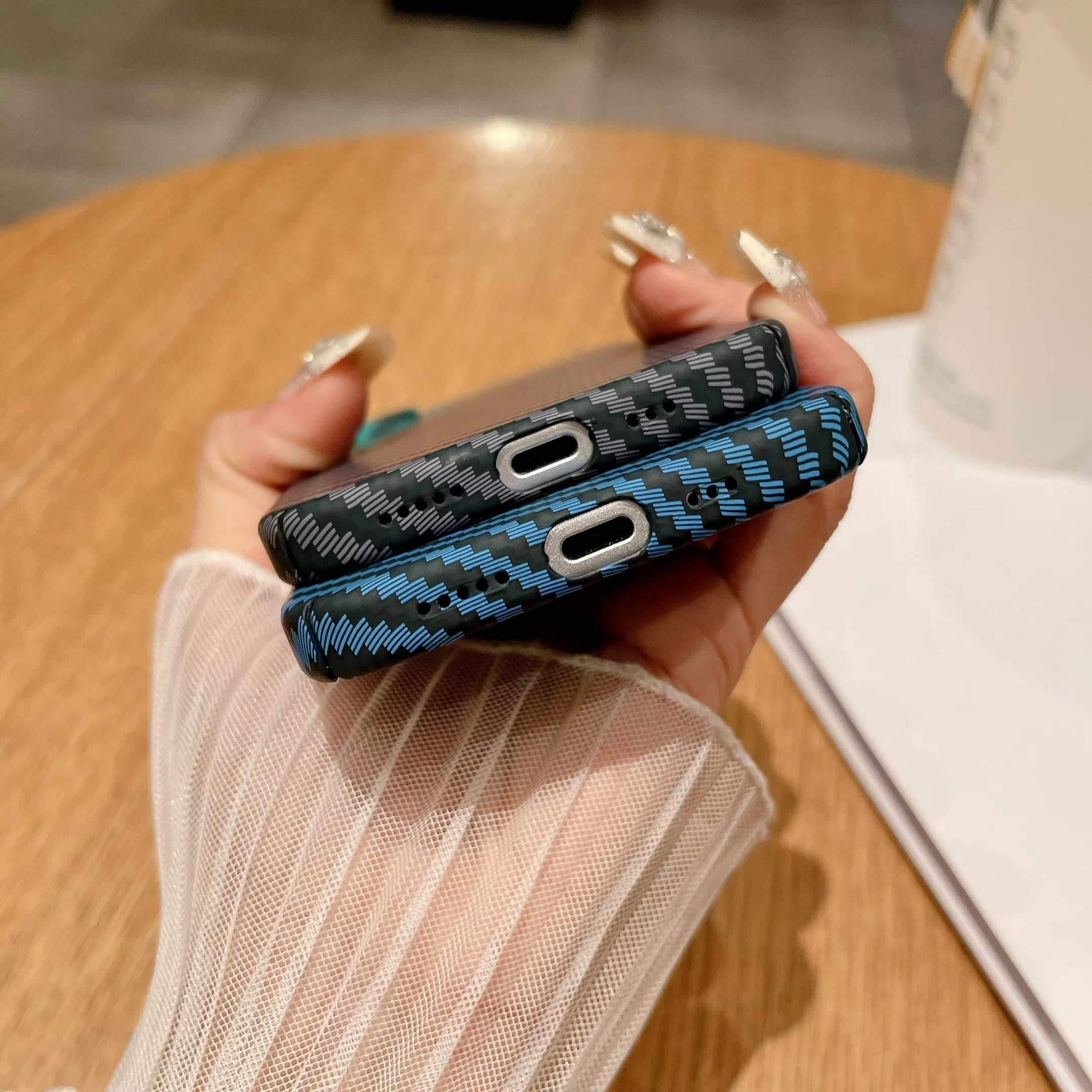 Luxury iPhone Case — Real Aramid Carbon Fiber Ultra-Thin Lightweight Cover with Shockproof Dustproof Protection & Precision-Cut Premium Design