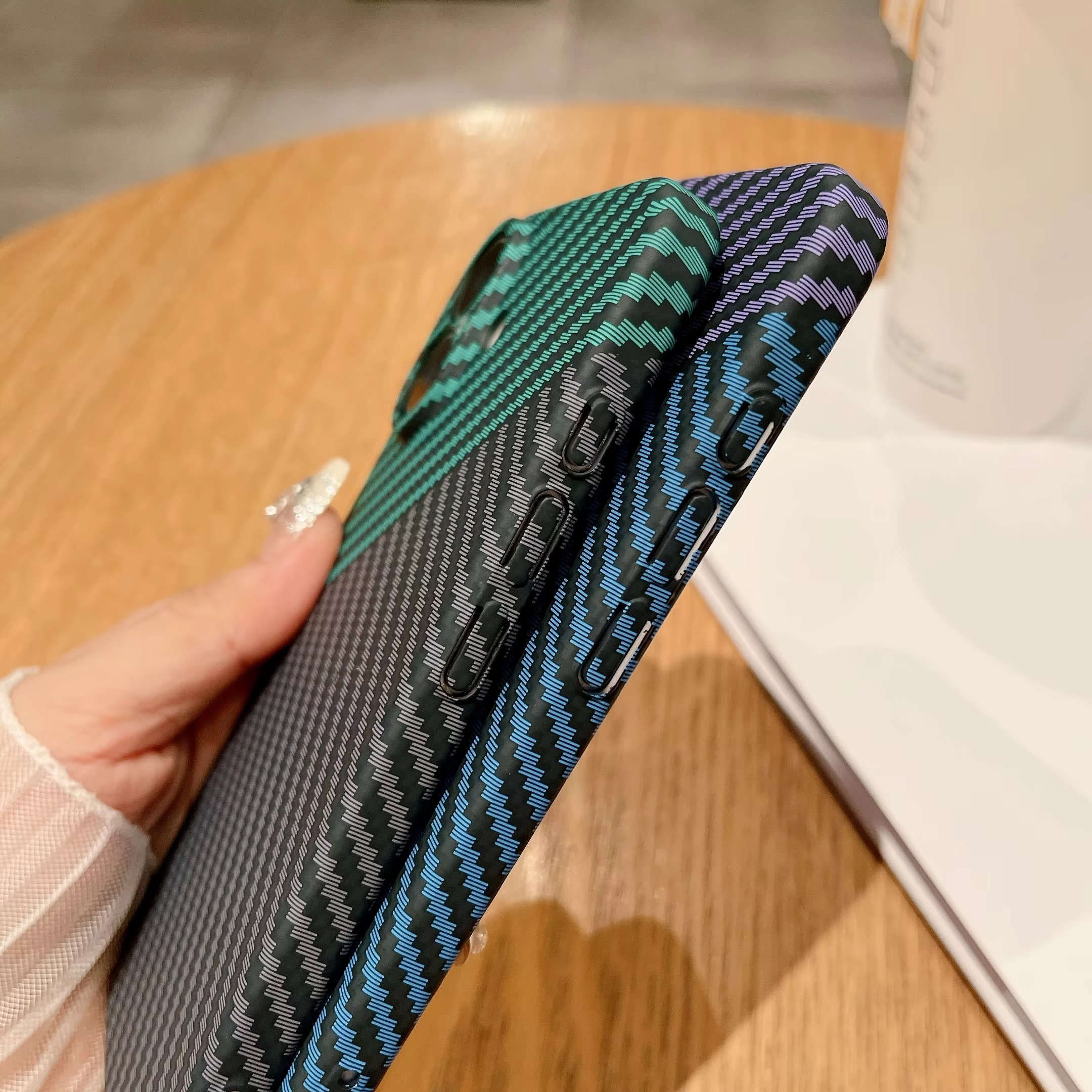 Luxury iPhone Case — Real Aramid Carbon Fiber Ultra-Thin Lightweight Cover with Shockproof Dustproof Protection & Precision-Cut Premium Design