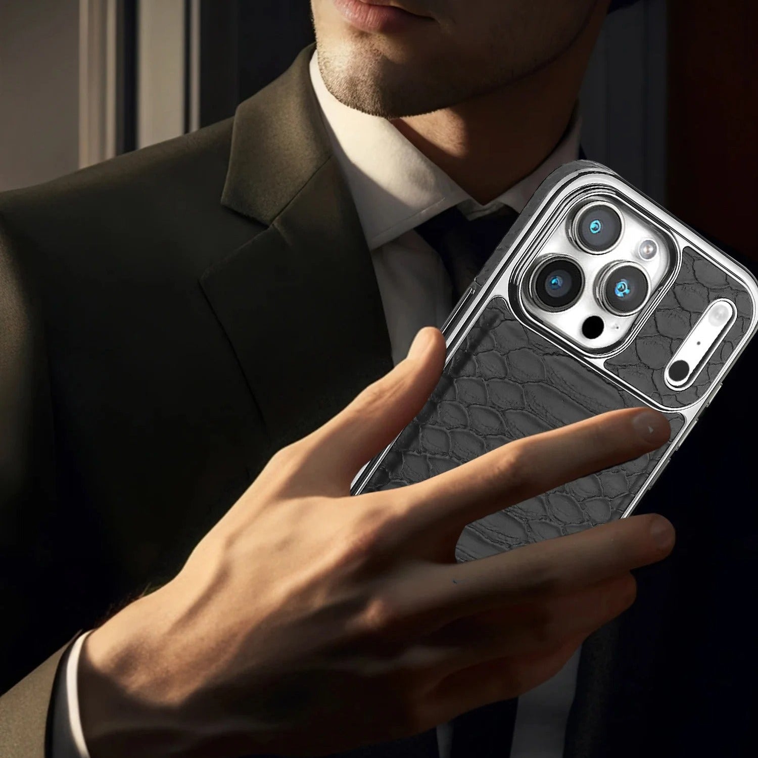 Luxury iPhone Case — Snake-Pattern Leather Cover with Soft Flannel Inner Lining, Premium Protective Design & Stylish Fashion Finish