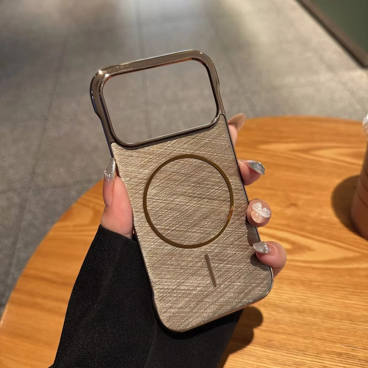 Luxury iPhone Case — Ultra-Slim Plating Frameless Gold-Wire Magnetic Cover with Shockproof Design and MagSafe Wireless-Charging Protection